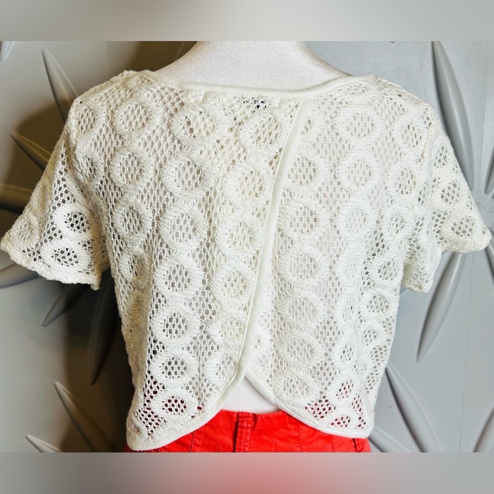 Forever21 SZ M Off white “crochet like” crop top w/ open back. Bust 38”-42” - Picture 6 of 6